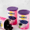 tre barattoli di prugne sunsweet, uno è senza coperchio ed è rovesciato