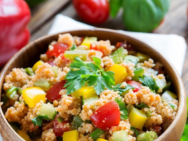 Cous cous di verdure, mandorle e uvetta: il re della tavola estiva