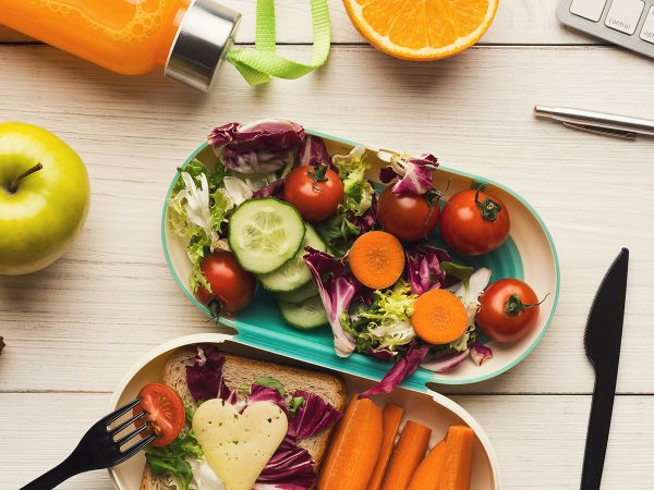 Pranzo in ufficio: come mangiare sano e bene fuori casa