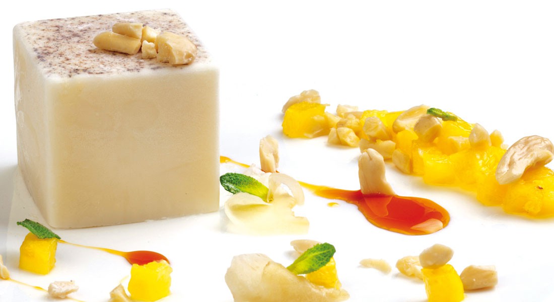 Latte di mandorle in piedi con ananas e zenzero