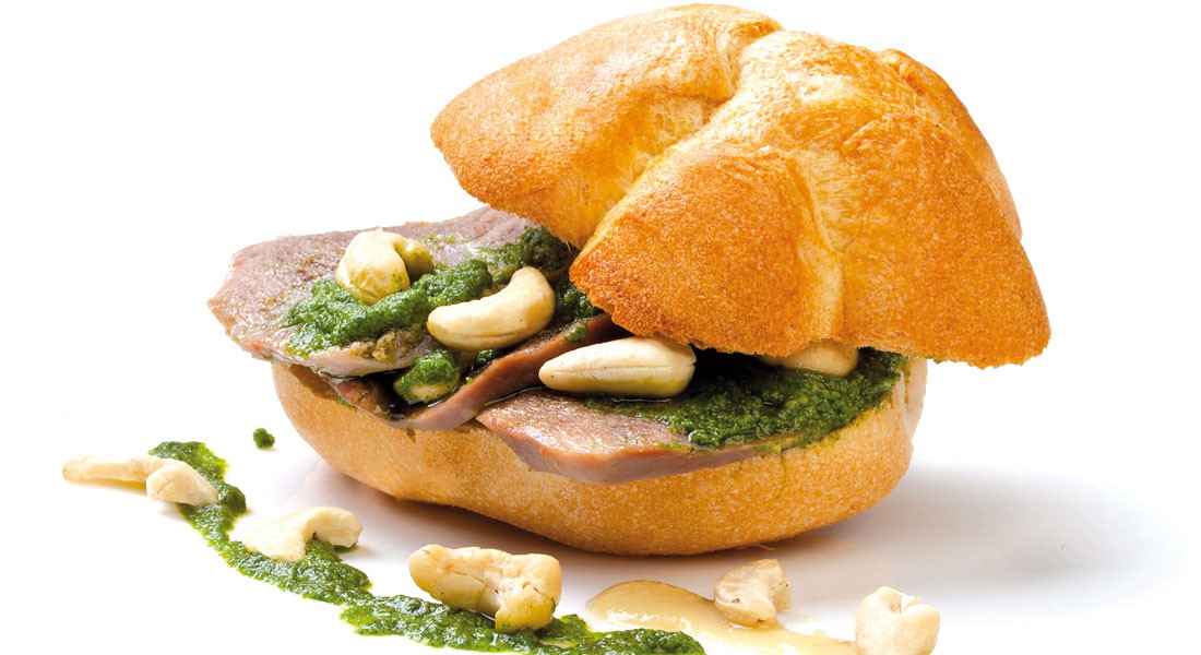 Panini allolio con lingua bollita salsa verde e anacardi