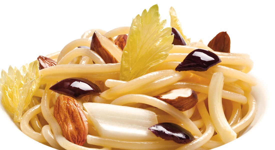 Insalata di spaghetti, sedano, olive e mandorle Ventura