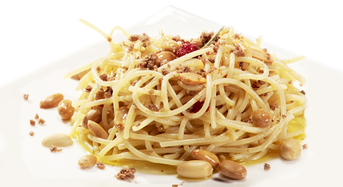 Spaghetti alla bottarga e arachidi