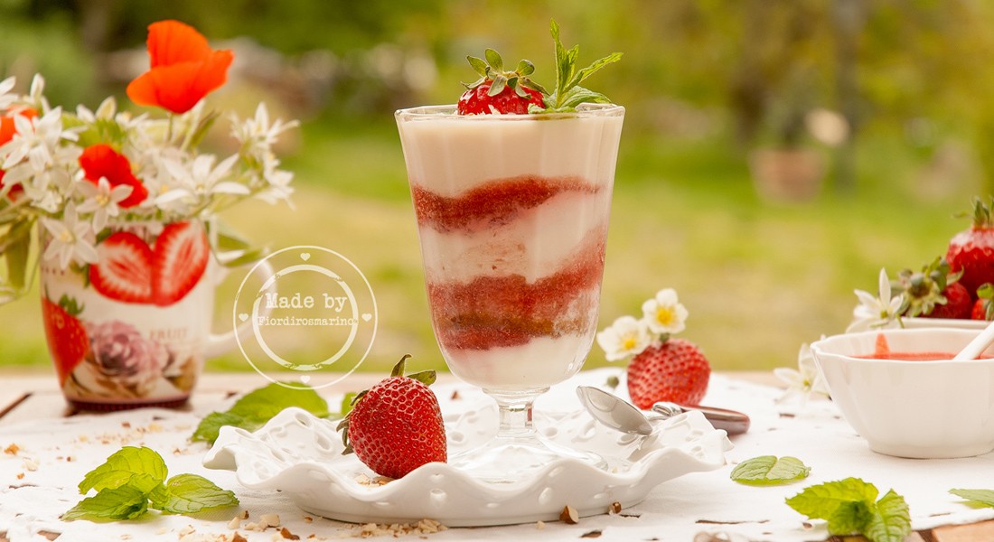 Coppetta alle fragole con torta al cocco e mandorle