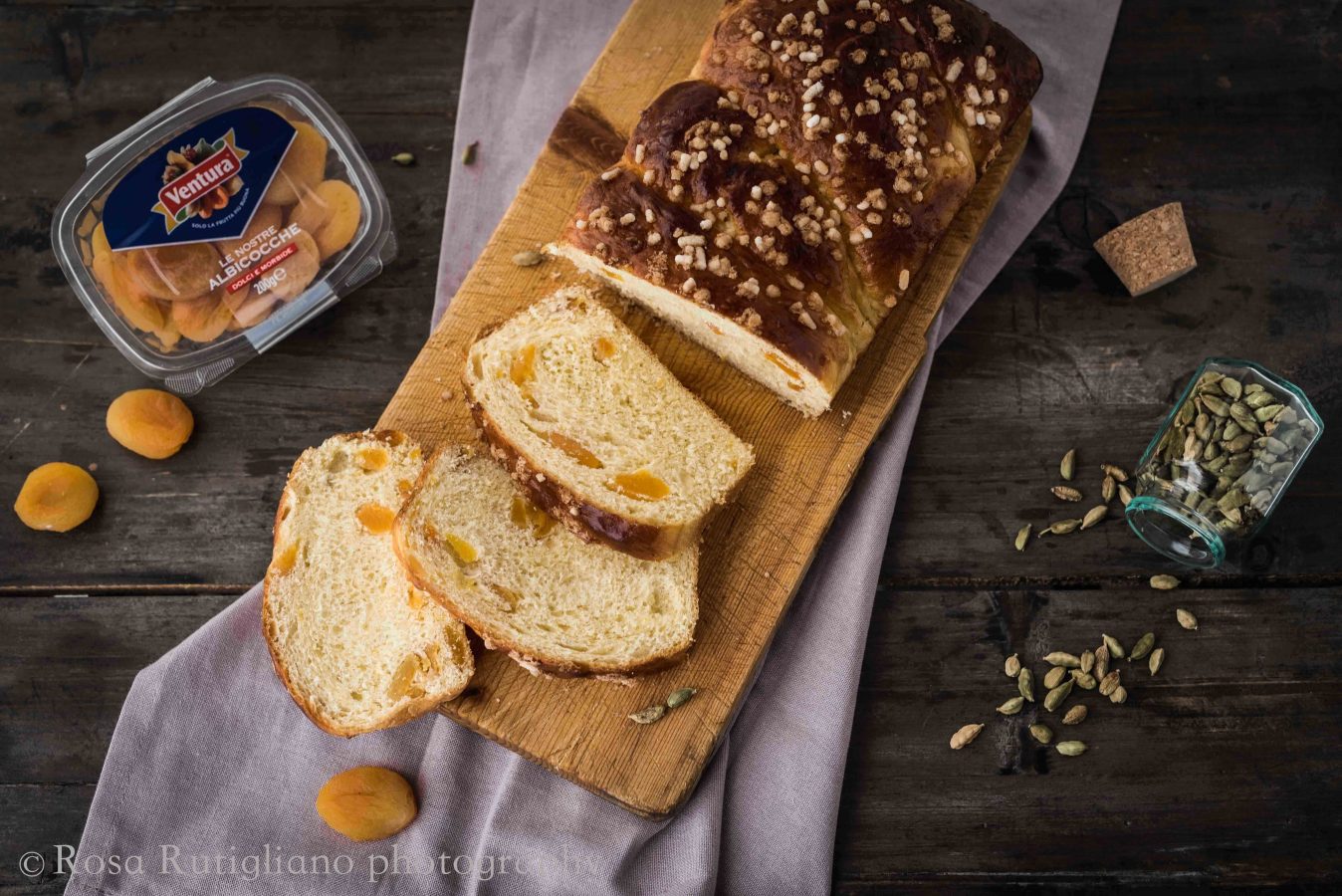 Brioche con Albicocche secche Ventura e cardamomo