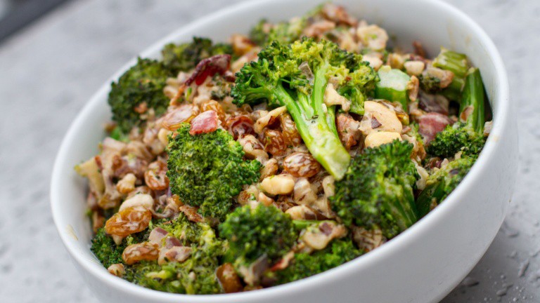 Insalata di broccoli con bacon, cipolla rossa, noci sgusciate e uvetta Ventura