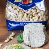 anacardi ventura in busta crema spalmabile fatta in casa appoggiata su tagliere