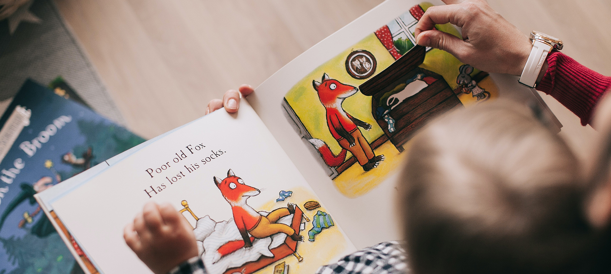libro colorato per bambini testa mano bimbo mano mamma