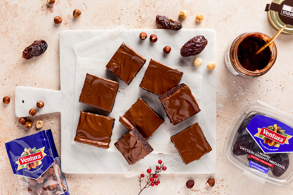 brownies tagliere bianco frutta secca datteri barattolo