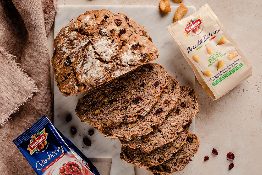 Pane senza impasto al farro, con frutta secca Ventura