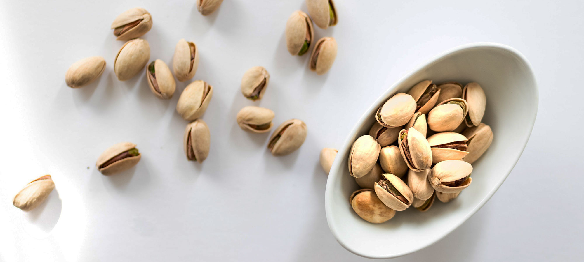 pistacchi in guscio senza ciotola bianca tavolo