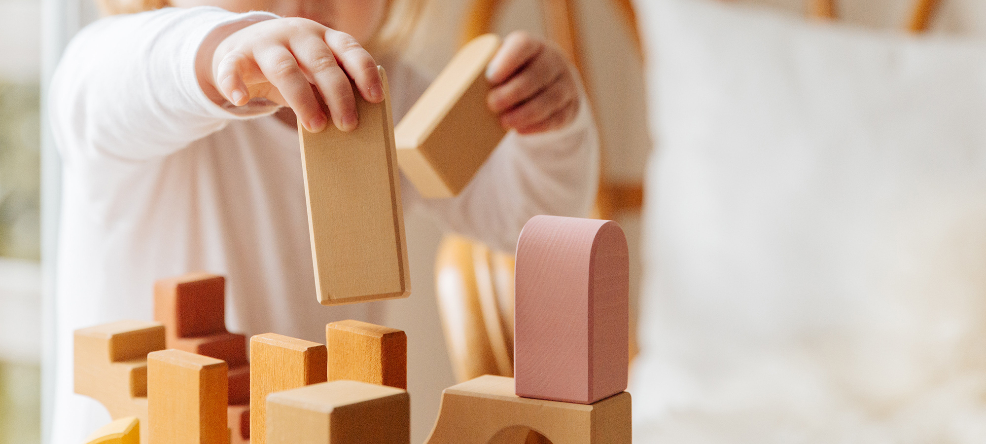 costruzioni in legno mani bambino piccolo