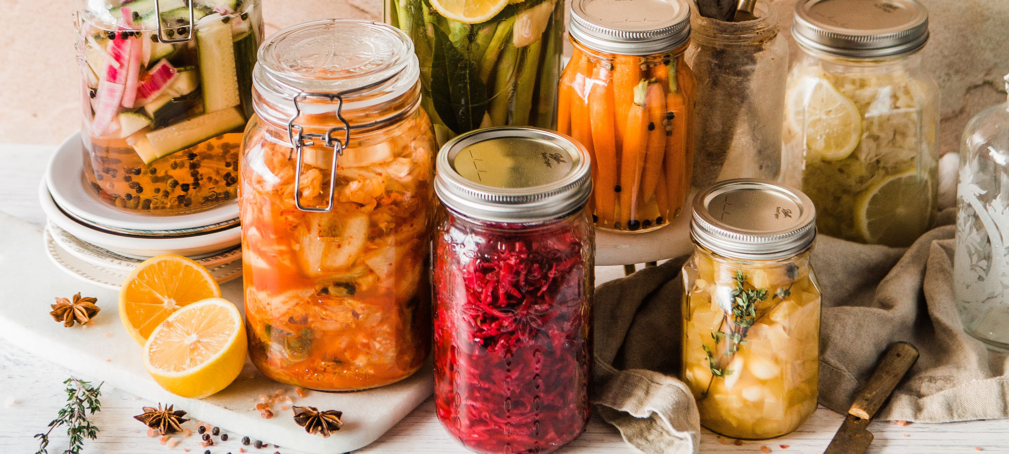 cibi fermentati cosa sono fermentazione ricette barattoli verdure fermentate colorate