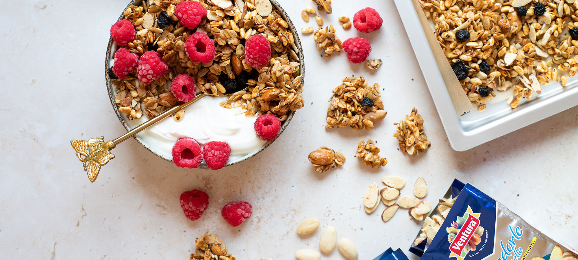 bowl granola yogurt lamponi mandorle cucchiaio manico farfalla