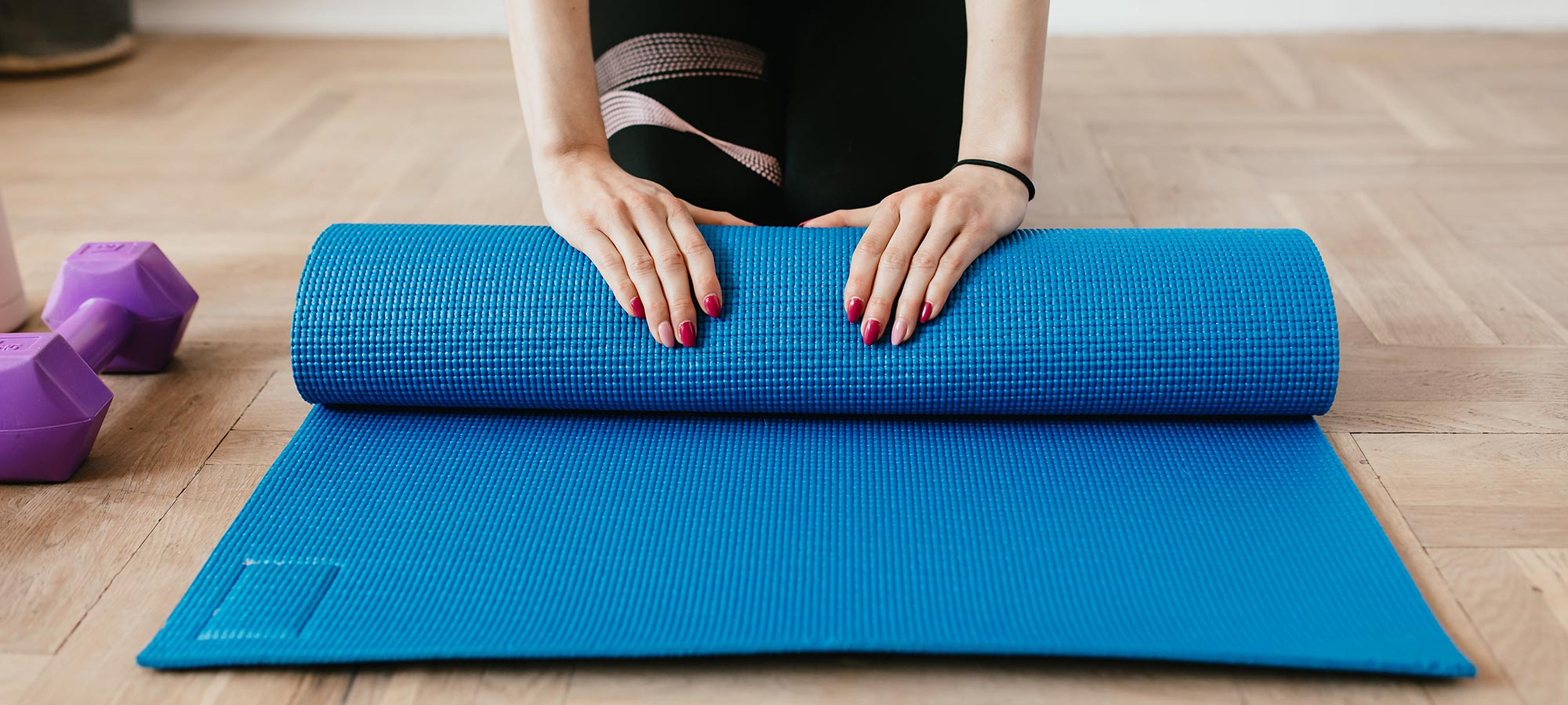 mani donna smalto tappetino yoga fitness inizio fine allenamento