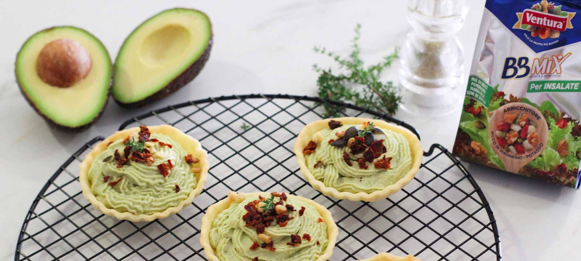 Tartellette salate con mousse di avocado e anacardi con mix di frutta secca Ventura