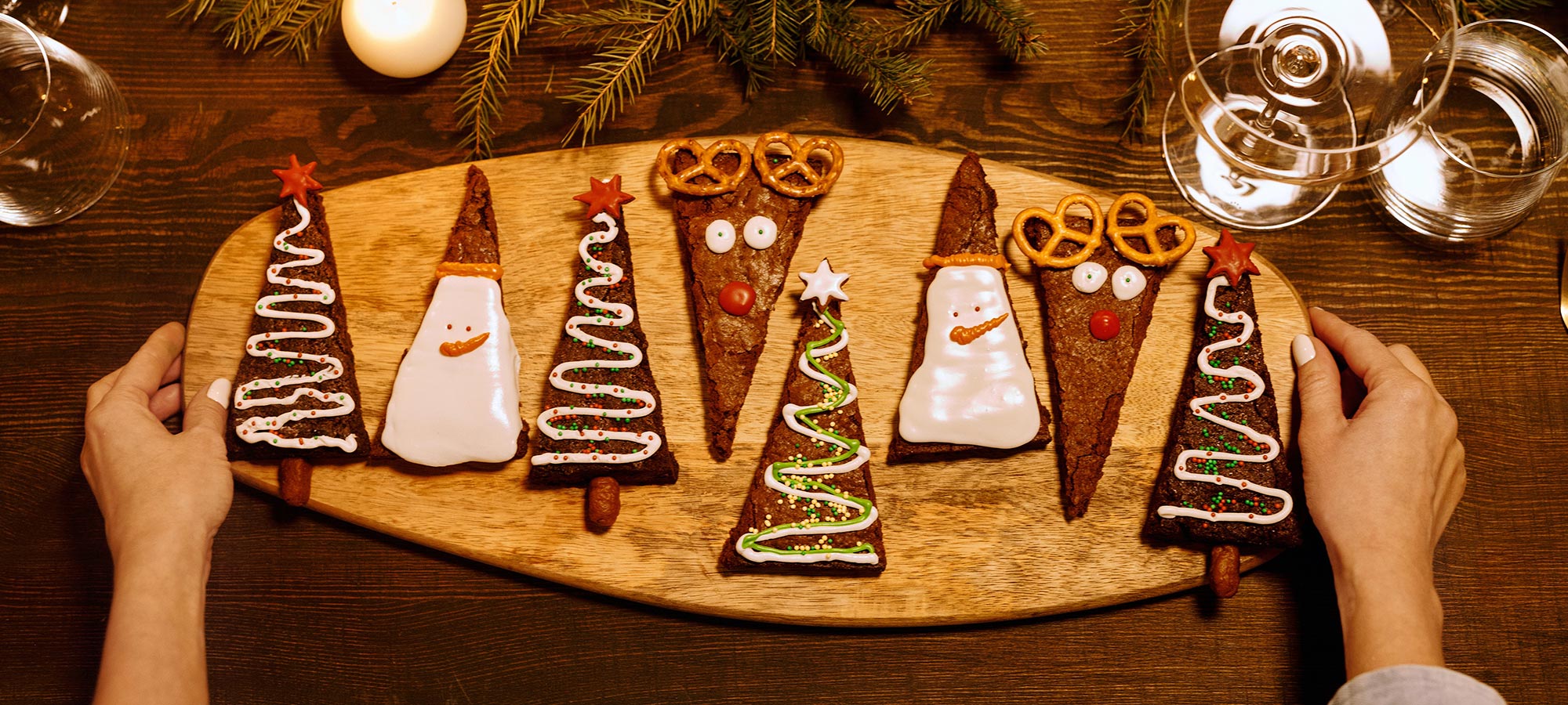 fette di torta al cioccolato decorazioni di natale