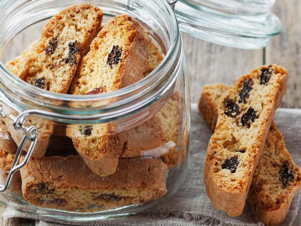 Usare in cucina la frutta secca di Natale: biscotti con Mandorle, Datteri e Fichi secchi