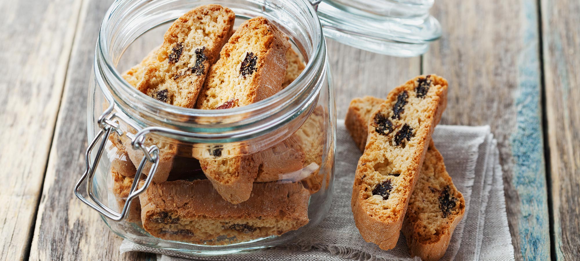 biscotti tipo cantucci dentro barattolo di vetro