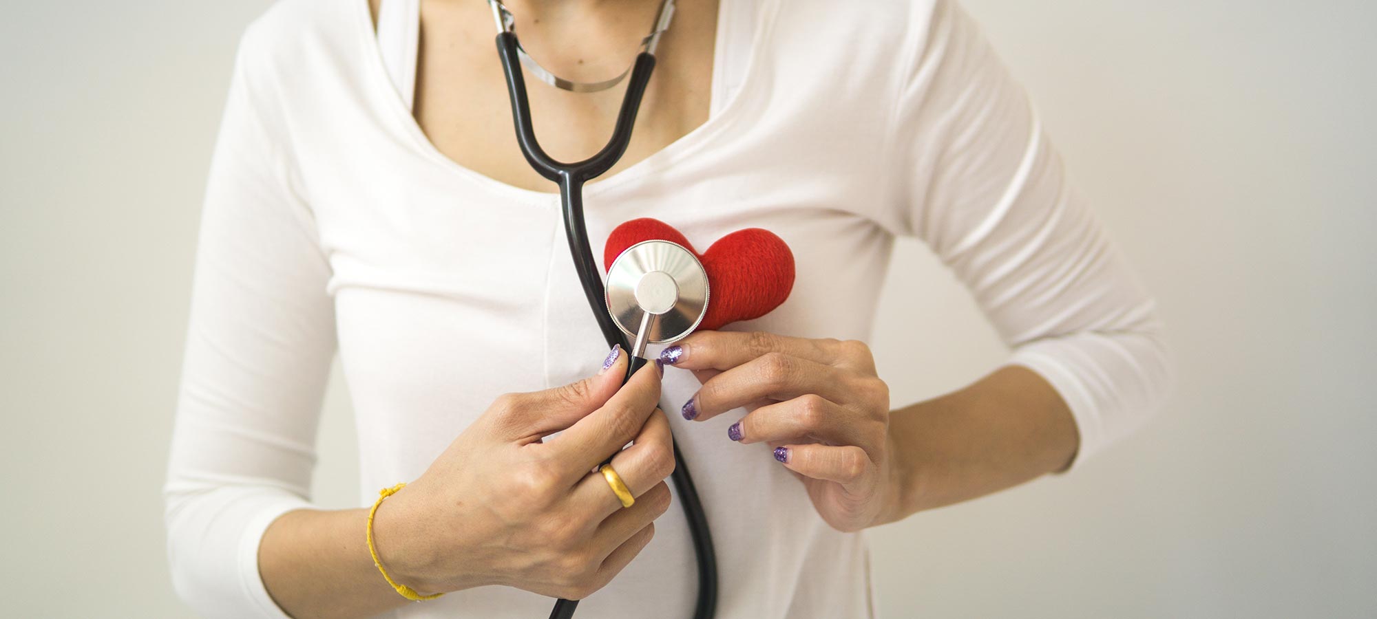 donna stetoscopio cuore rosso maglietta bianca