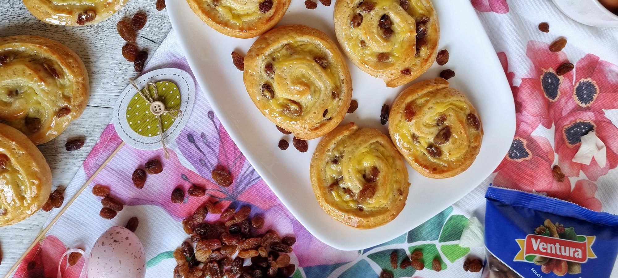 girelle con uvetta e crema pasticcera piatto tovaglia fiori