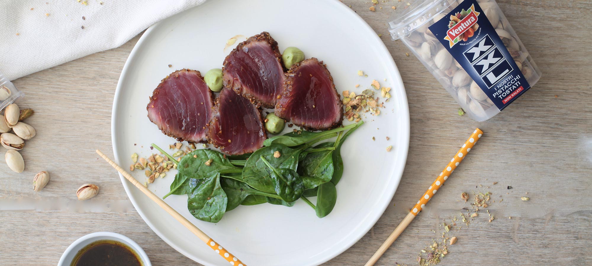 tataki di tonno pistacchi bacchette soia