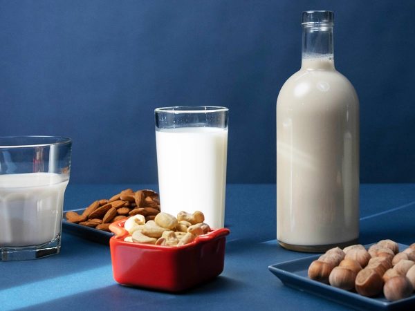 alimentazione estate frutta secca benefici bevande vegetali late di mandorla latte di noci ricetta latte di anacardi latte di nocciole