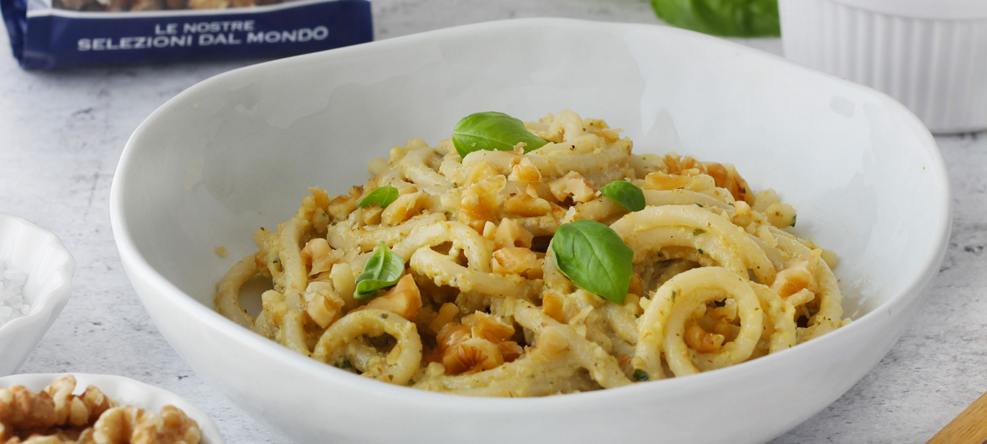 pici con pesto di noci basilico olio piatto bianco