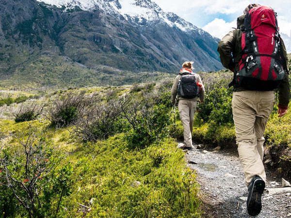 uomo donna trekking zaini erba montagna innevata