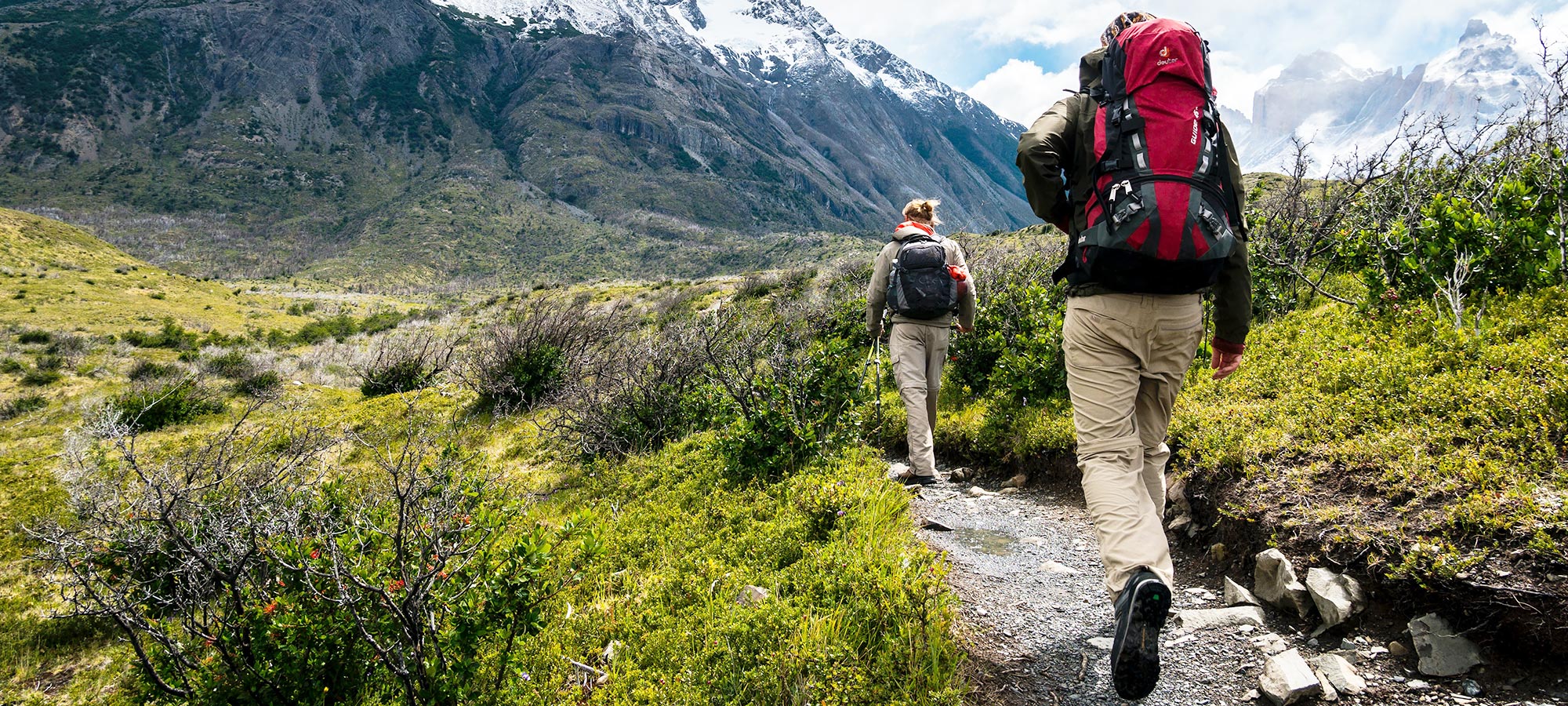 uomo donna trekking zaini erba montagna innevata