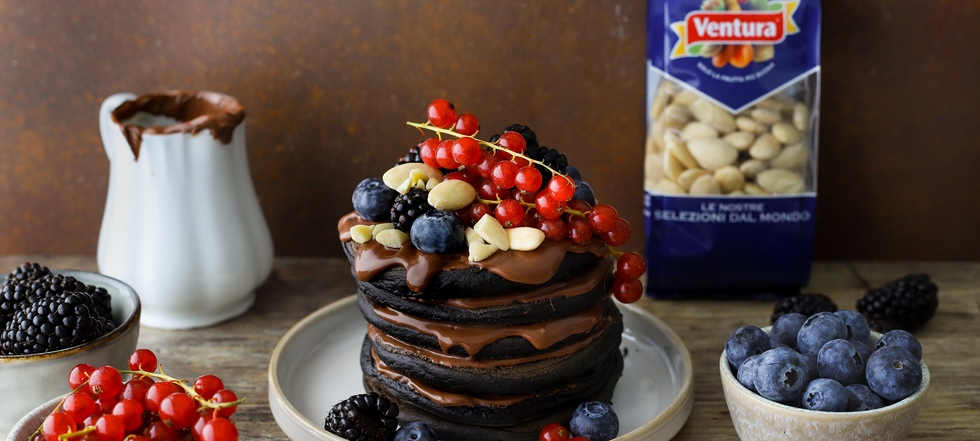 torre black pancake crema cioccolato mandorle pelate cranberry mirtilli piatto