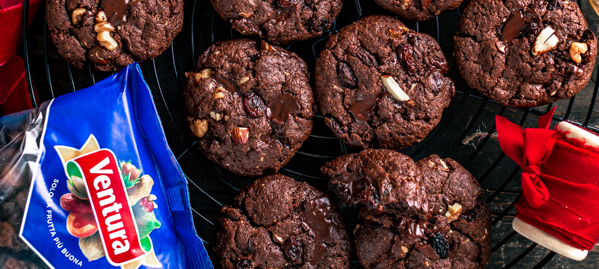 cookies al doppio cioccolato mandorle noci uvetta rocchetto filo rosso