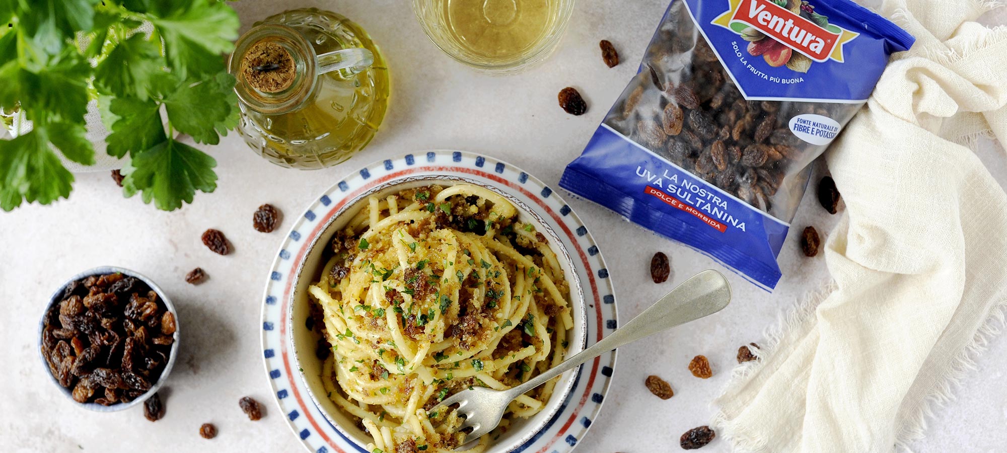 Perciati (o bucatini) con mollica di pane, Noci e Uvetta Ventura