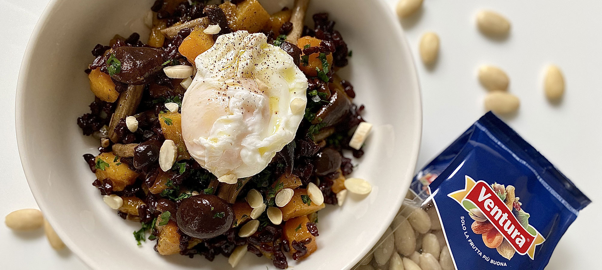 Riso Venere con zucca, funghi, uova in camicia e Mandorle Ventura