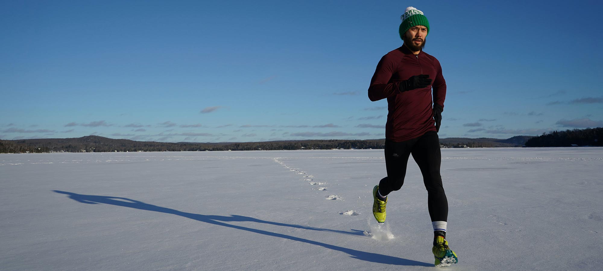 ragazzo corre su superficie innevata