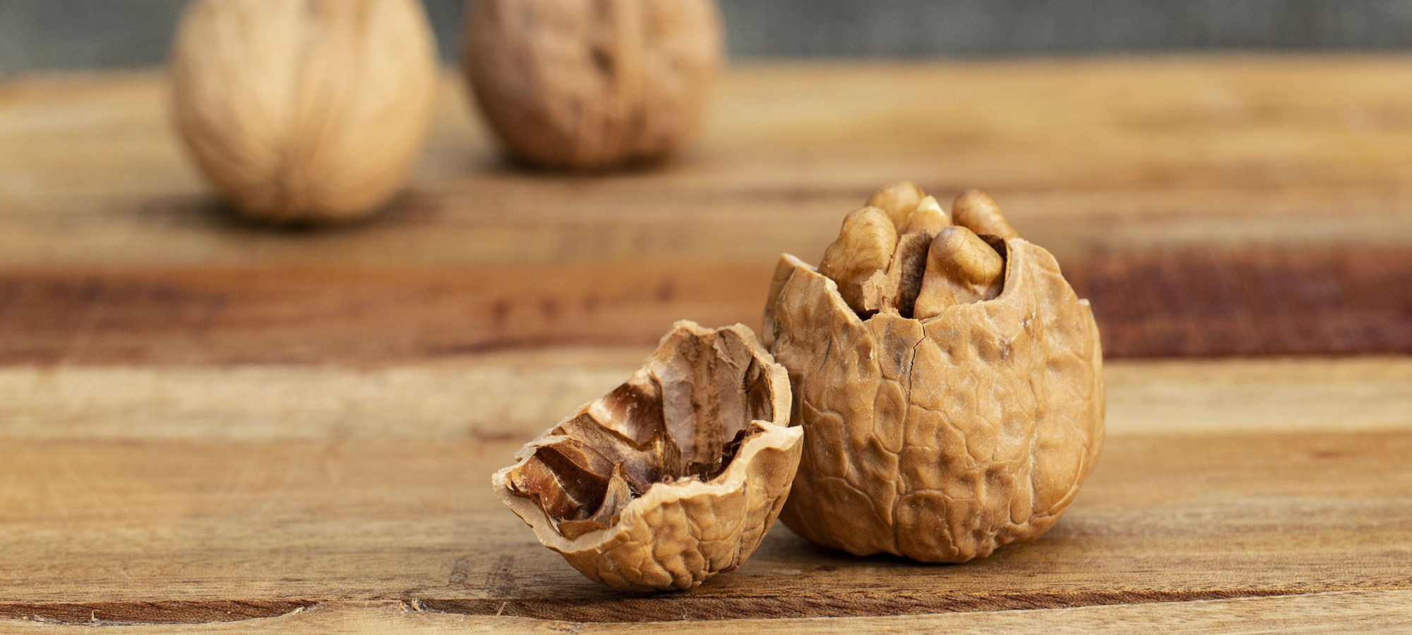 come usare gusci bucce frutta secca nel compostaggio doestico noci in guscio spaccate