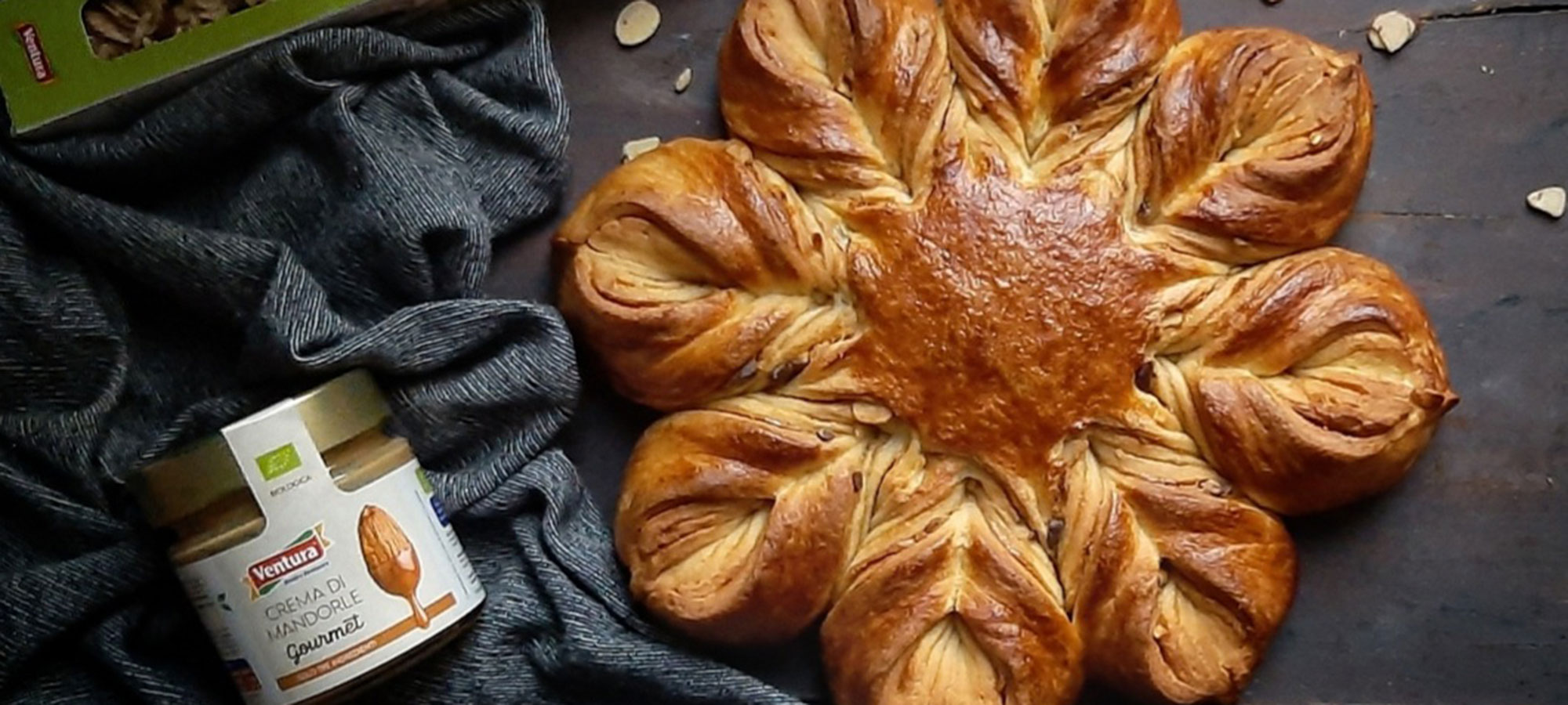 pan brioche alla panna fiocco di neve accanto a barattolo di crema spalmabile alle mandorle ventura