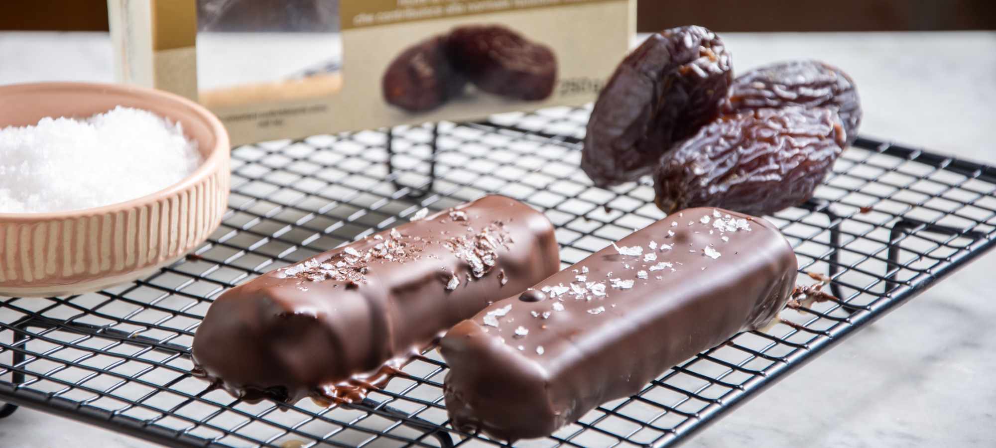 Barrette al Cioccolato con Datteri Ventura e crema di Mandorle