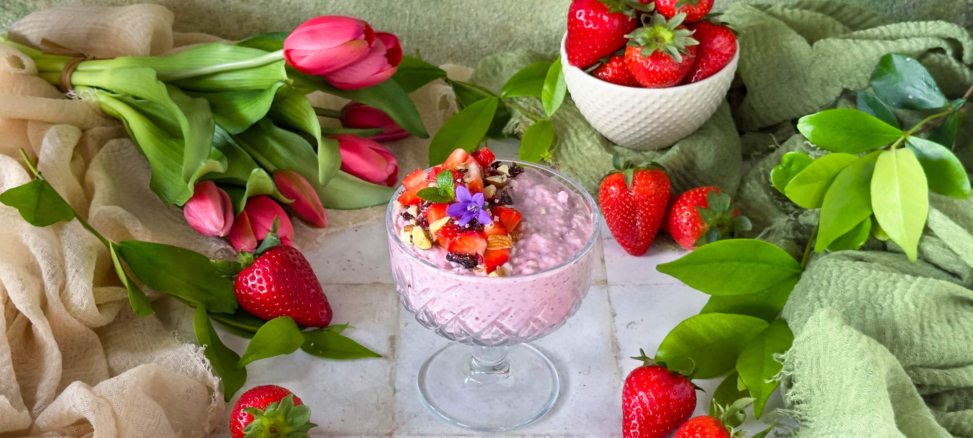 Porridge freddo con avena, fragole e Frutta Secca Ventura